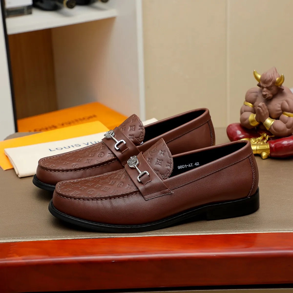 Men's shoes 460 💰 Louis Vuitton LV ® 🆕 model 🔛 full shoe counter, first layer cowhide, 🐂leather lining casual shoes for men, super soft outsole, a must-have for driving. Synchronized with the counter, original first layer cowhide, completely 1:1 mold customization 🌹 top version, color optional! Number: 38-44 (45.46 customized)